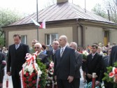 Wieniec składają Zastępcy Burmistrza: Bogdan Wołoszyn i Tadeusz Pijanowski oraz Sekretarz Miasta Franciszek Gołąb...