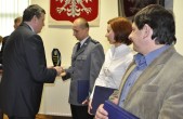 Burmistrz A. Wyczawski wręczył wyróżnionym funkcjonariuszom pamiątkowe statuetki.