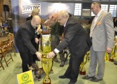 Zastępca burmistrza Stanisław Misiąg wręcza puchar dla najpiękniejszego psa wystawy - zdobywcy tytułu "Best In Show".