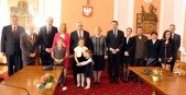 Pamiątkowe zdjęcie uhonorowanego z burmistrzem Andrzejem Wyczawskim, przewodniczącym RM Jarosławem Pagaczem oraz rodziną...