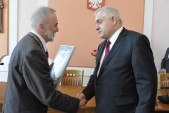 Przewodniczący Rady Miasta wręcza akt nadania tytułu Honorowego Obywatela Miasta Jarosławia.