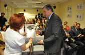 Elżbieta Tkacz, dyrektor MBP wręcza burmistrzowi Andrzejowi Wyczawskiemu pamiątkowy grawerton.