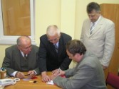 Przewodniczący RM M. Janusz (od lewej), Zastępca Burmistrza Tadeusz Pijanowski, Sekretarz Generalny Stowarzyszenia Z. Możdżeń, Zastępca Burmistrza Bogdan Wołoszyn.