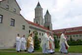 Mszy św. przewodniczył ks. bp Adam Szal, kilkudziesięciu koncelebransów na czele z ks. dziekanem Andrzejem Surowcem - Archiprezbiterem Jarosławskim.