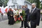 Złożenie wiązanek pod tablicą...