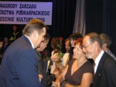 Leszek Deptuła - Marszałek Województwa Podkarpackiego składa na ręce dyr. Andrzeja Jakubowskiego i Marii Korczyńskiej gratulacje.