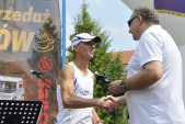 Grzegorz Czyż z Bogumiłowic odebrał statuetkę dla Najlepszego Zawodnika Maratonu od sekretarza miasta Jana Biłasa.