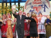 Zastępca Burmistrza Tadeusz Pijanowski dał znak zakończenia XII Jarmarku   Fot. Marta Puńko-Maciałek