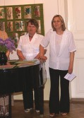 (od prawej) Teresa Piątek-Dyrektor Miejskiego Ośrodka Kultury w Jarosławiu w towarzystwie Elżbiety M.Piekarskiej-komisarza wystawy.
