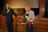 Gratulację od burmistrza Andrzeja Wyczawskiego dla Teresy Piątek, dyrektor MOK. | Fot.  Monika Polita
