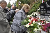 Kwiaty składają rodziny zamordowanych.