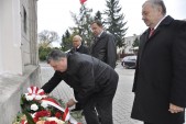 Burmistrz Andrzej Wyczawski, jego zastępcy oraz sekretarz miasta złożyli również kwiaty pod tablicą umieszczoną na budynku MOK.