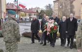 Pod Pomnikiem Przyjaźni Polsko-Węgierskiej kwiaty złożyli m.in. burmistrz miasta z zastępcami oraz przedstawiciele Rady Miasta.