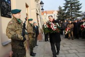 Złożenie kwiatów pod tablicą na ścianie Ratusza.