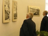 Wystawę fotograficzną dawnego Vyškova z uwagą oglądali: Zastępca Burmistrza Tadeusz Pijanowski i Sekretarz Franciszek Gołąb - fot. Zofia Krzanowska