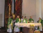 Podczas Mszy św. duchowni jarosławscy oraz wierni modlili się o życie wieczne dla wszystkich  Polaków poległych na Wschodzie