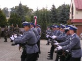 Salwa honorowa w wyk. funkcjonariuszy policji.