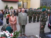 Przedstawiciele Fundacji Pomocy Edukacyjnej dla Młodzieży im. H. i T. Zielińskich przy pomniku.