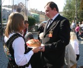 staropolskie powitanie gości i władz miasta chlebem i solą - wręczenie Wiceburmnistrzowi Bogdanowi Wołoszynowi bochna chleba