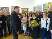 Burmistrz Andrzej Wyczawski wręczył kwiaty matce śp. Krzysztofa Krzycha.