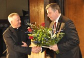 Gospodarz miasta wyrazy wdzięczności złożył ks. prof. Tadeuszowi Guzowi,