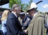 Sekretarz Jan Biłas wręczył dowódcy 21 Brygady Strzelców Podhalańskich płk. dypl. Wojciechowi Kucharskiemu grawerton i list gratulacyjny od burmistrza. | Fot.  Tomasz Strzębała