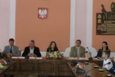 Od lewej: burmistrz Janusz Dąbrowski, posłowie: Tomasz Kulesza i Julia Pitera, zastępca burmistrza Bogdan Wołoszyn, dr Teresa Adamczyk.