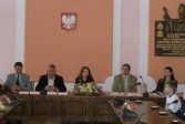 Od lewej: burmistrz Janusz Dąbrowski, posłowie: Tomasz Kulesza i Julia Pitera, zastępca burmistrza Bogdan Wołoszyn, dr Teresa Adamczyk.