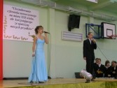 Słowa życzeń i wdzięczności pod adresem nauczycieli wyśpiewali: Magda i Karol - fot. Zofia Krzanowska