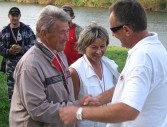 Dyrektor MOSiR w Jarosławiu wręcza medale: Jerzemu Joniec i Gabrieli Jaremko, którzy zwyciężyli w kategorii "dwójka mieszana"   foto: Jerzy Wołoszyn