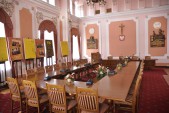 W sali narad Ratusza ustanowienie bł. Michała Czartoryskiego patronem miasta przypomina tablica wmurowana w 2005 r.