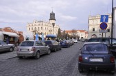 Wzdłuż hali targowej aż do skrzyżowania z ul. Trybunalską z dwóch stron ulicy również obowiązuje zakaz zatrzymywania się. Nie dotyczy on tylko samochodów zaopatrzenia na czas do 20 min.