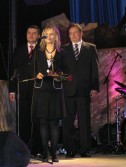 W imieniu nagrodzonego za sukcesy sportowe Stanisława Gierczaka - trenera MKS ZNICZ statuetkę odbiera żona Agata Gierczak.