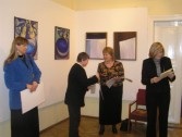 Kalendarze UM Jarosławia wręczone zostały artystkom przez komisarz wystawy Elżbietę Piekarską oraz Teresę Piątek - dyr. MOK