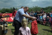 Nagrody dzieciom wręczyli m.in. burmistrz Waldemar Paluch...
