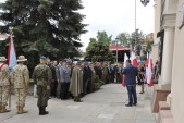 Uroczystość poprowadzili: Magdalena Rożek z Urzędu Miasta Jarosławia oraz Prezes Koła Nr 3 Stowarzyszenia Kombatantów Misji Pokojowych ONZ w Jarosławiu Zbigniew Broś