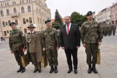 Kpt. Tomasz Piotrowicz, st. sierż. Adam Król oraz st. szer. Piotr Trochimczyk zostali uhonorowani nagrodami rzeczowymi