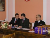 Na zdjęciu uczestniczący w spotkaniu zastępca burmistrza Bogdan Wołoszyn, burmistrz Andrzej Wyczawski i st. kpt. Jacek Bzdęga.