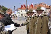 Dowódca ppłk Dariusz Słota w asyście burmistrza Waldemara Palucha wręczył mianowania na wyższe stopnie wojskowe...