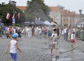 W upalną niedzielę każdy mógł znaleźć ochłodę przy kurtynie wodnej.