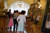 W holu kamienicy Attavantich w trakcie Festiwalu mozna było oglądać wystawę zdjęć z poszczególnych dni. | Fot.  Ola Maziarek