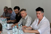 Od prawej: Dominika Pieluch i Tomasz Szulejewski - przedstawiciele wykonawcy TRIAS AVI Sp. z o.o. z Warszawy oraz „Marcin Pietuch FABRYKA DEKORACJI" z Krakowa, Damian Szulc z DS Studio oraz przedstawiciele firmy "Wykonawstwo, Projektowanie, Nadzór, Marzena Noga".