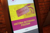 W sali o historii ratowania Starego Miasta wiele cennych informacji wyświetli się nam na ekranie dotykowym.