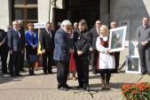 Przedstawiciele fundatorów wręczyli organizatorom uroczystości pamiątkowe obrazy z wizerunkiem ks. Franciszka Rakoczego