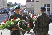 Przybyłe delegacje składają kwiaty pod Pomnik Bohaterów II Wojny Światowej.