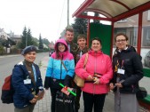 Pasażerowie otrzymują odblaski na przystankach i w autobusach MZK. | Fot.  Bernadeta Szczypta (3)