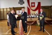 Podziękowania i życzenia gospodarz miasta przekazał również na ręce założyciela i wieloletniego nauczyciela szkoły, posła dr. Tomasza Kuleszy.