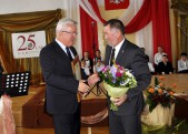 Gratulacje posłowi dr. T. Kuleszy składa zastępca burmistrza Wiesław Pirożek.