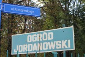 W parku miejskim zostaną zrealizowane dwa projekty - dostosowanie placu zabaw dla potrzeb dzieci niepełnosprawnych oraz park wspinaczkowy.