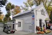 Budynek, w którym mieści się Zarząd Cmentarzy Komunalnych zyskał nową elewację. | Fot.  Małgorzata Młynarska, archiwum PGKiM
